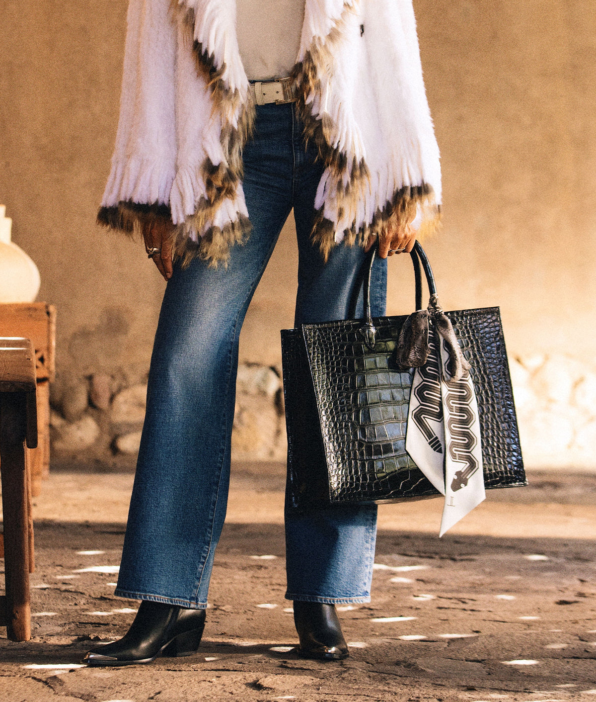 Large Alice Exotic Book Tote :: Black 2